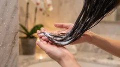 Waschtechnik, die die Haarspitzen schont: Wohin kommen Shampoo und Conditioner?