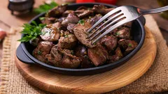 Ich gebe nur eine Prise dazu: Das Geheimnis zarter Hühnerleber, die auf der Zunge zergeht